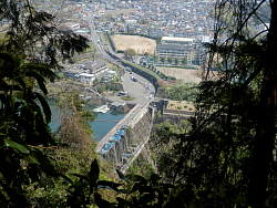 中央に城山ダム