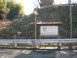 左−泉藏寺 右−頭高山の丁字路