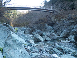 河原から橋を眺める