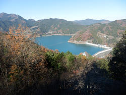 売店裏の展望台からの神流湖
