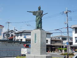 駅前の織田信長像