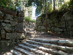 二の丸手前の門跡の石垣