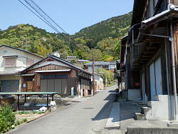 狭い民家集落を行く
