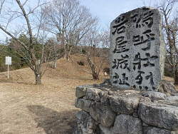 奥の高い場所が山頂