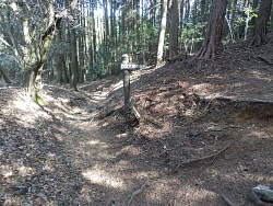 広目天礎石群跡の標識のある道