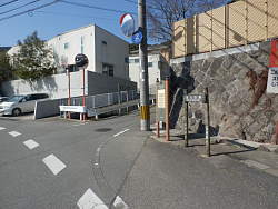 水瓶山への標識が掛かっている道