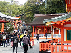 拝殿横から先へ