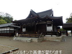 1.頓宮社殿 2.二ノ鳥居側から頓宮南門を見る