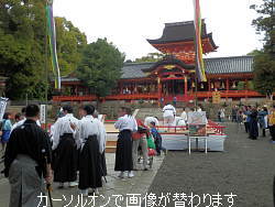 1.本殿と前での演武 2.本殿拡大