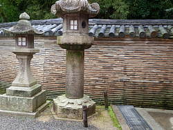灯籠と信長時代ではないと思う築地塀