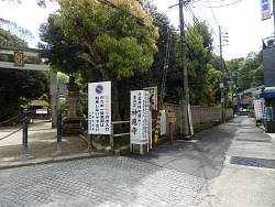 左は一ノ鳥居、右奥から出てくる