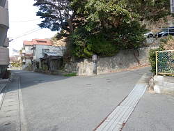 突き当たりから見た風景、右に進む