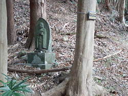 山中にひっそりお地蔵様