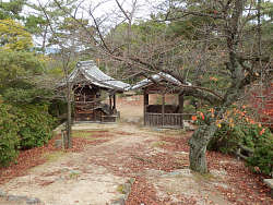 本郭から一段下がった場所にある神社