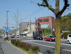 駅から左の交差点