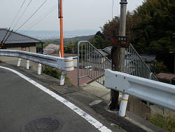 福来寺前の道路から階段を下る