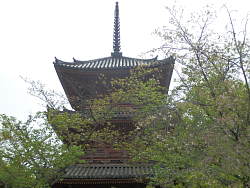 境内右手にある三重塔
