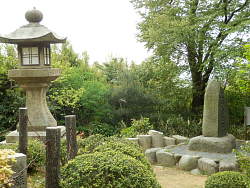 右に山崎合戦の碑