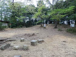 本丸、右奥が天守台跡(山頂)