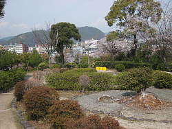 北側に一段下がった公園