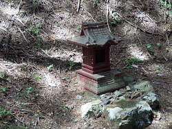赤く塗られた祠