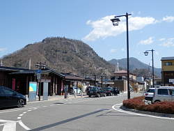 大月駅前から岩殿山、奥に百蔵山
