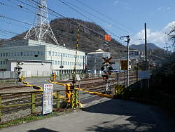 踏切越しの岩殿山