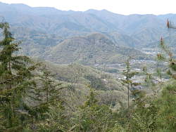 中央に岩殿山
