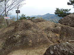 山頂は岩だらけ