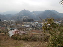 少し登った辺りから要害山を眺める