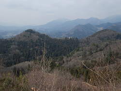左に虎丸山、やや右奥が扇山