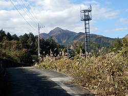 自徳寺を過ぎた先からの鶴ヶ鳥屋山か?
