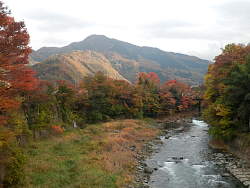 桂川の橋上から上流、九鬼山方面