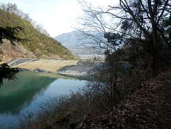 貯水池の上から登ってきた方向を見る