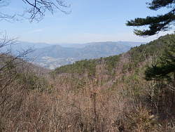 開けた方向に扇山・百蔵山が見える