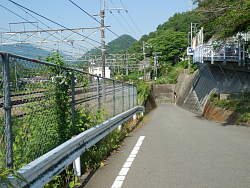 四方津駅から左へ、先で線路を潜る