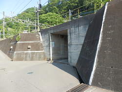 線路を潜った先から
