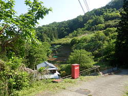 千足地区をやや登る途中で振り返る