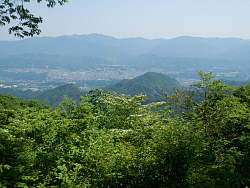 中央に御前山、後ろに上野原市街地
