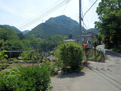 集落途中で見た御前山