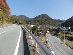 右は集落へ、標識は左になっているが、右へ進んでも行ける